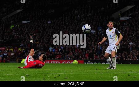 Dimitar Berbatov von Manchester United erzielt den Ausgleich mit einem Overhead-Kick beim Spiel der Barclays Premier League zwischen Manchester United und Sunderland in Old Trafford in Manchester. Stockfoto