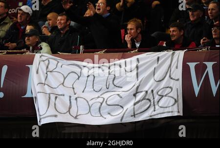 Aston Villa-Fans mit einer Flagge, die Gareth Barry von Manchester City judas während des Barclays Premier League-Spiels zwischen Aston Villa und Manchester City im Villa Park in Birmingham anruft. Stockfoto