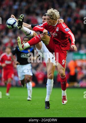 Fernando Torres von Liverpool stellt sich mit Nemanja Vidic von Manchester United während des Spiels der Barclays Premier League zwischen Liverpool und Manchester United in Anfield, Liverpool, vor. Stockfoto