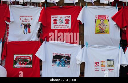 T-Shirts, die außerhalb von Liverpool vor ihrem erbitterten Spiel mit Manchester United während der Barclays Premier League zwischen Liverpool und Manchester United in Anfield, Liverpool, erhältlich sind. Stockfoto