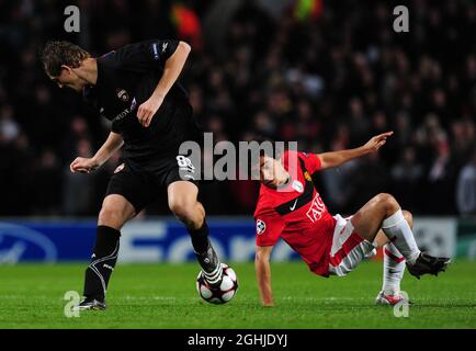 Fabio Da Silva von Manchester United verfehlt Tomas Necid von CSKA Moskau während des UEFA Champions League-Spiel der Gruppe B zwischen Manchester United und CSKA Moskau in Old Trafford ein Tackle. Stockfoto