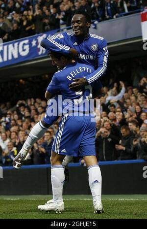 Chelsea's Michael Essien feiert den dritten Treffer seiner Seite beim Barclays Premier League-Spiel zwischen Chelsea und Wolverhampton Wanderers in der Stamford Bridge in London. Stockfoto