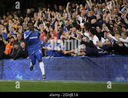 Chelsea's Michael Essien feiert das zweite Tor seiner Seite während des Barclays Premier League-Spiels zwischen Chelsea und Wolverhampton Wanderers an der Stamford Bridge in London. Stockfoto