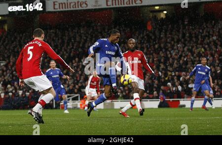 Chelseas Didier Drogba erzielte beim Barclays Premier League-Spiel zwischen Arsenal und Chelsea im Emirates Stadium, London, das erste Tor seiner Seite. Stockfoto