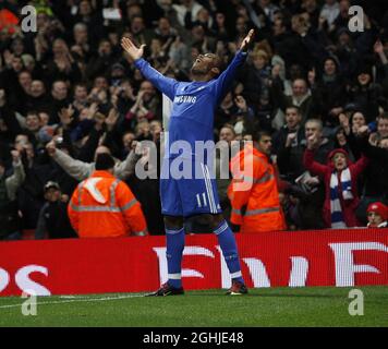 Chelsea's Didier Drogba feiert das dritte Tor seiner Seite während des Barclays Premier League-Spiels zwischen Arsenal und Chelsea im Emirates Stadium, London. Stockfoto