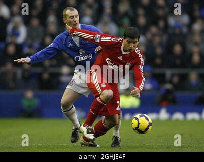 Evertons Tony Hibbert (L) im Einsatz mit Liverpools Emiliano Insua während des Barclays Premier League-Spiels zwischen Everton und Liverpool im Goodison Park, Liverpool. Stockfoto