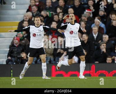 Bobby Zamora feiert das Tor zur Eröffnung seiner Seite, indem er seine Mannschaften schiebt und mit der Menge während des Barclays Premier League-Spiels zwischen Fulham und Sunderland im Craven Cottage in Fulham remonstriert. Stockfoto