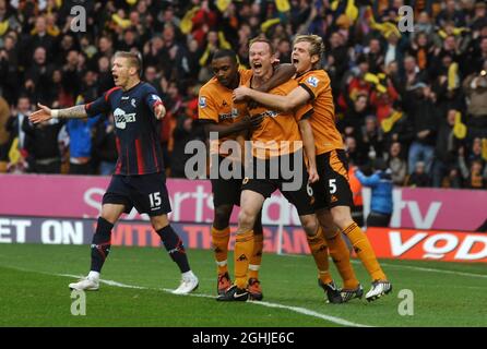 Jody Craddock of Wolves feiert sein Tor mit Sylvan Ebanks-Blake und Richard Stearman während des Barclays Premier League-Spiels zwischen Wolverhampton Wanderers und Bolton Wanderers in Molineux in Wolverhampton. Stockfoto