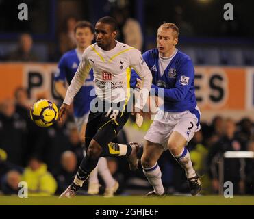 Jeramine Defoe von Tottenham geht beim Barclays Premier League-Spiel zwischen Everton und Tottenham Hotspur im Goodison Park in Liverpool an Tony Hibbert von Everton vorbei. Stockfoto