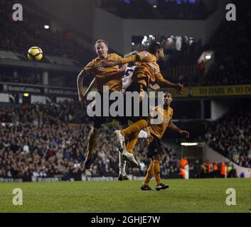 Während des Barclays Premier League-Spiels zwischen Tottenham Hotspur und Wolverhampton Wanderers in der White Hart Lane, Tottenham, räumt Wolves' Jody Craddock seine Reihen auf. Stockfoto