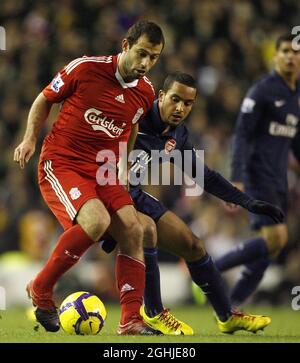 Liverpools Javier Mascherano (L) im Einsatz mit Arsenals Theo Walcott während des Spiels der Barclays Premier League zwischen Liverpool und Arsenal in Anfield, Liverpool. Stockfoto