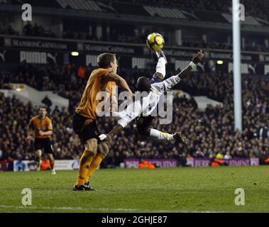 Tottenhams Jermain Defoe tusselt sich mit Wolves' Jody Craddock während des Barclays Premier League-Spiels zwischen Tottenham Hotspur und Wolverhampton Wanderers in der White Hart Lane, Tottenham. Stockfoto