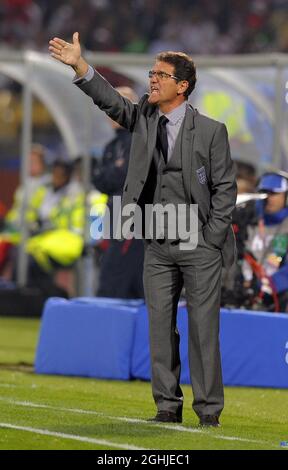 Englands Trainer Fabio Capello reagiert während des FIFA World Cup 2010, einem Spiel der Gruppe C zwischen England und den USA im Royal Bafokeng Stadium, Rustenburg, Südafrika. Stockfoto