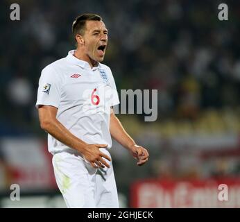 Der Engländer John Terry während der FIFA Weltmeisterschaft 2010, Gruppe-C-Spiel zwischen England und den USA im Royal Bafokeng Stadium, Rustenburg, Südafrika. Stockfoto