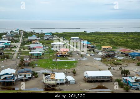 Grand Isle, Vereinigte Staaten von Amerika. 01. September 2021. Luftaufnahme der Zerstörung durch den Kategorie-4-Windhauch Ida auf den Sperrinseln entlang der Barataria Bay und des Golfs von Mexiko 1. September 2021 in Grand Isle, Louisiana. Grand Isle wurde direkt vom Sturm getroffen und gilt als unbewohnbar. Kredit: Maj. Grace Geiger/U.S. Army/Alamy Live News Stockfoto