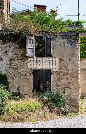 Charmes sur l'Herbasse, Drôme, Frankreich - August 2021: Ein verlassenes Haus, das von Pflanzen bewachsen ist. Stockfoto