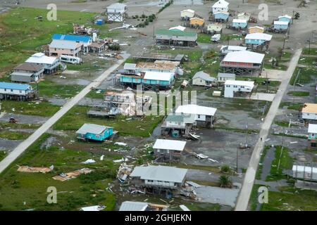 Grand Isle, Vereinigte Staaten von Amerika. 01. September 2021. Luftaufnahme der Zerstörung durch den Kategorie-4-Windhauch Ida auf den Sperrinseln entlang der Barataria Bay und des Golfs von Mexiko 1. September 2021 in Grand Isle, Louisiana. Grand Isle wurde direkt vom Sturm getroffen und gilt als unbewohnbar. Kredit: Maj. Grace Geiger/U.S. Army/Alamy Live News Stockfoto