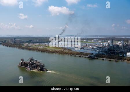 Belle Chasse, Vereinigte Staaten von Amerika. 03. September 2021. Luftaufnahme einer überfluteten Ölraffinerie, verursacht durch den Kategorie-4-amerikanischen „Ida“ am Westufer des Mississippi River in Plaquemines Parish, 3. September 2021 in Belle Chasse, Louisiana. Quelle: PO2 Ryan Dickinson/USA Coast Guard/Alamy Live News Stockfoto