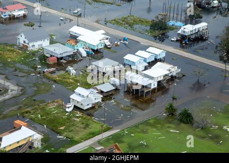 Grand Isle, Vereinigte Staaten von Amerika. 01. September 2021. Luftaufnahme der Zerstörung durch den Kategorie-4-Windhauch Ida auf den Sperrinseln entlang der Barataria Bay und des Golfs von Mexiko 1. September 2021 in Grand Isle, Louisiana. Grand Isle wurde direkt vom Sturm getroffen und gilt als unbewohnbar. Kredit: Maj. Grace Geiger/U.S. Army/Alamy Live News Stockfoto