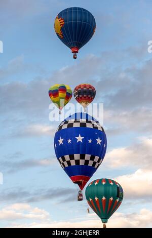 Bunte Heißluftballons in der Luft, Albuquerque International Balloon Fiesta, Albuquerque, New Mexico USA Stockfoto