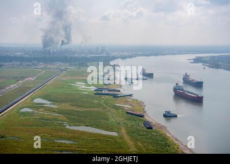 Luling, Vereinigte Staaten Von Amerika. September 2021. Luling, Vereinigte Staaten von Amerika. 03. September 2021. Luftaufnahme des Mississippi River in St. Charles Parish nach dem Orkane Ida 3. September 2021 in Luling, Louisiana. Quelle: PO2 Ryan Dickinson/USA Coast Guard/Alamy Live News Stockfoto