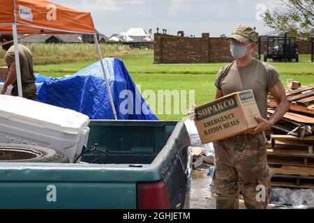 Thibodaux, Vereinigte Staaten Von Amerika. September 2021. Thibodaux, Vereinigte Staaten von Amerika. 05. September 2021. Der Flieger der Louisiana National Guard verteilt Eis, Wasser und Mahlzeiten verzehrfertig an die Überlebenden des wirren Ida entlang Bayou Lafourche in Lafourche Parish am 5. September 2021 in Thibodaux, Louisiana. Kredit: SSGT. Ryan Sonnier/USA Army/Alamy Live News Stockfoto