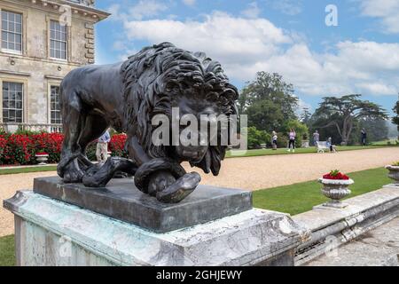 Die Löwenstatue, die am 5. September 2021 vor dem Kingston Lacy Country House in der Nähe des Wimborne Minster, Dorset, Großbritannien, mit einer Schlange kämpft Stockfoto