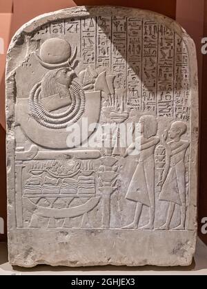 Alte ägyptische Tablette, die Horus in Relief- und Schnitzarbeiten im Kingston Lacy Country House, in der Nähe von Wimborne Minster, Dorset, Großbritannien, darstellte Stockfoto