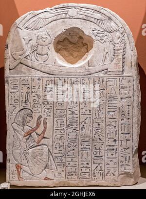 Alte ägyptische Tablette, die am 5. September Opfergabe an die Götter mit Thoth im Kingston Lacy Country House in der Nähe von Wimborne Minster, Dorset, Großbritannien, darstellt Stockfoto
