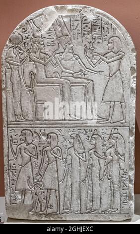 Alte ägyptische Tafel, auf der die Götter Amun-RE, Mut und eine Löwin mit dem Kopf der Göttin im Kingston Lacy Country House in der Nähe des Wimborne Minster dargestellt werden, Stockfoto