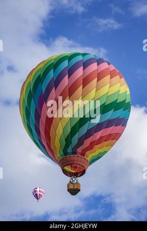 Bunte Heißluftballons in der Luft, Albuquerque International Balloon Fiesta, Albuquerque, New Mexico USA Stockfoto