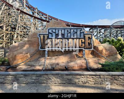 „Steel Vengeance“ wurde am 5. Mai 2018 in Cedar Point eröffnet. Diese Fahrt ist die erste Hyper-Hybrid-Achterbahn und fällt bei 90 Grad. Stockfoto