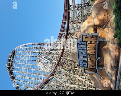 „Steel Vengeance“ wurde am 5. Mai 2018 in Cedar Point eröffnet. Diese Fahrt ist die erste Hyper-Hybrid-Achterbahn und fällt bei 90 Grad. Stockfoto