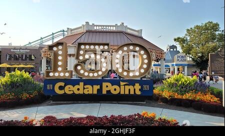 Cedar Point feiert 150 sein 2021-jähriges Bestehen und dieses Schild ist angebracht, wenn Gäste den Vergnügungspark betreten. Stockfoto