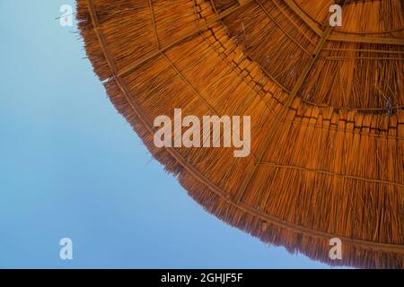 Teil Reetdach runde Form auf dem Hintergrund blauen Himmel Stockfoto