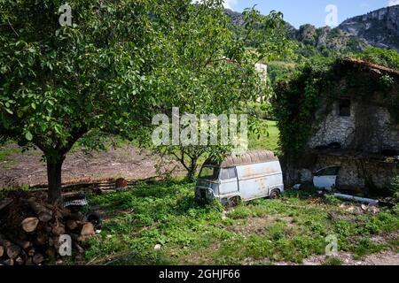 Pont-en-Royans, Drôme, Frankreich - August 2021: Verlassene Haus und Auto in Bergdorf. Stockfoto