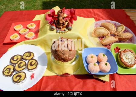 Verschiedene indische Süßigkeiten, die für Prashad hergestellt wurden und Lord Ganesha während Festivals wie Ganesh chaturtschi und verheißungsvollen Ereignissen angeboten wurden Stockfoto