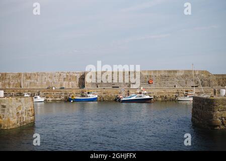 Kleine Hummerboote und Vergnügungsboote wurden im Hafen des kleinen Fischerortes Portsoy festgebunden, wo sie kürzlich Peaky Blinders filmten. Stockfoto