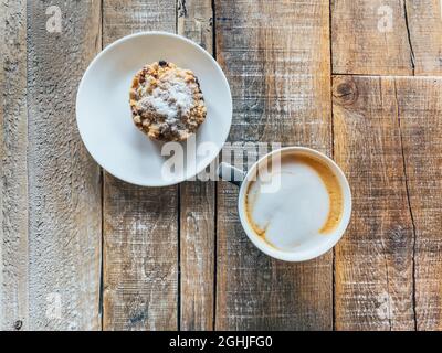 Tasse Kaffee und ein Muffin Stockfoto