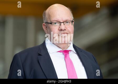 EINGEREICHT am 17. Juni 2021, Sachsen, Görlitz: Peter Altmaier (CDU), Bundesminister für Wirtschaft und Energie, steht in einer Halle für die Endmontage von Siemens Energy. Altmaier wurde nach Angaben der Deutschen Presse-Agentur am Montagabend (06.09.2021) von einem Notarzt in ein Berliner Krankenhaus gebracht. Er befindet sich derzeit in einer medizinischen Behandlung, wie die dpa erfuhr. Foto: Sebastian Kahnert/dpa-Zentralbild/dpa Stockfoto