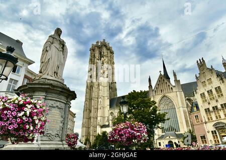 MECHELEN, BELGIEN - 12. Aug 2021: Statue der Erzherzogin Margarete von Österreich und der St. Rumbold-Kathedrale in der Stadt Mechelen. Stockfoto