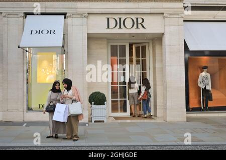 Dior-Geschäft, Außengeschäft und Menschen in Bond Street, Mayfair, London, England, Großbritannien Stockfoto