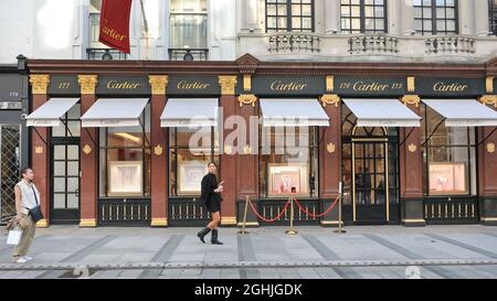 Cartier-Geschäft, Außengeschäft und Menschen in Bond Street, Mayfair, London, England, Großbritannien Stockfoto