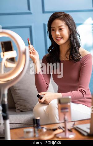 Junge Frau macht Live-Webcast zu Hause Stockfoto