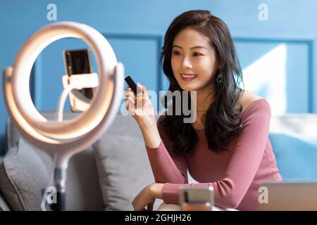 Junge Frau macht Live-Webcast zu Hause Stockfoto