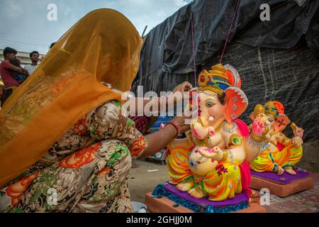 Neu-Delhi, Indien. September 2021. Ein Künstler gibt dem Idol des Hindu-gottes Ganesh vor Ganesh Chaturthi einen letzten Schliff ein Hindu-Fest, das die Ankunft Ganesh von Kailash Parvat aus mit seiner Mutter Göttin Parvati/Gauri in der Hauptstadt Indiens in Delhi feiert. (Foto von Mohsin Javed/Pacific Press) Quelle: Pacific Press Media Production Corp./Alamy Live News Stockfoto