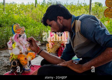 Neu-Delhi, Indien. September 2021. Ein Künstler gibt dem Idol des Hindu-gottes Ganesh vor Ganesh Chaturthi einen letzten Schliff ein Hindu-Fest, das die Ankunft Ganesh von Kailash Parvat aus mit seiner Mutter Göttin Parvati/Gauri in der Hauptstadt Indiens in Delhi feiert. (Foto von Mohsin Javed/Pacific Press) Quelle: Pacific Press Media Production Corp./Alamy Live News Stockfoto