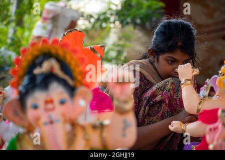 Neu-Delhi, Indien. September 2021. Ein Künstler gibt dem Idol des Hindu-gottes Ganesh vor Ganesh Chaturthi einen letzten Schliff ein Hindu-Fest, das die Ankunft Ganesh von Kailash Parvat aus mit seiner Mutter Göttin Parvati/Gauri in der Hauptstadt Indiens in Delhi feiert. (Foto von Mohsin Javed/Pacific Press) Quelle: Pacific Press Media Production Corp./Alamy Live News Stockfoto