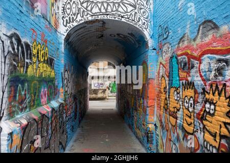 Graffitti Straße oder auch 'Werregatenstraatje' in der Innenstadt von Gent in Belgien Stockfoto