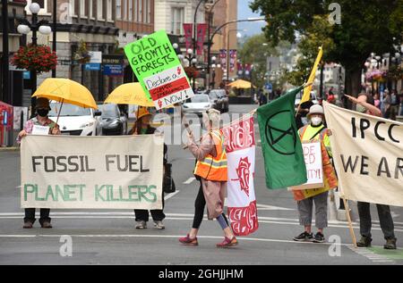Demonstranten der Organisation Extinction Rebellion protestieren in Victoria, British Col, gegen den alten Holzeinschlag, fossile Brennstoffe und den Klimawandel Stockfoto